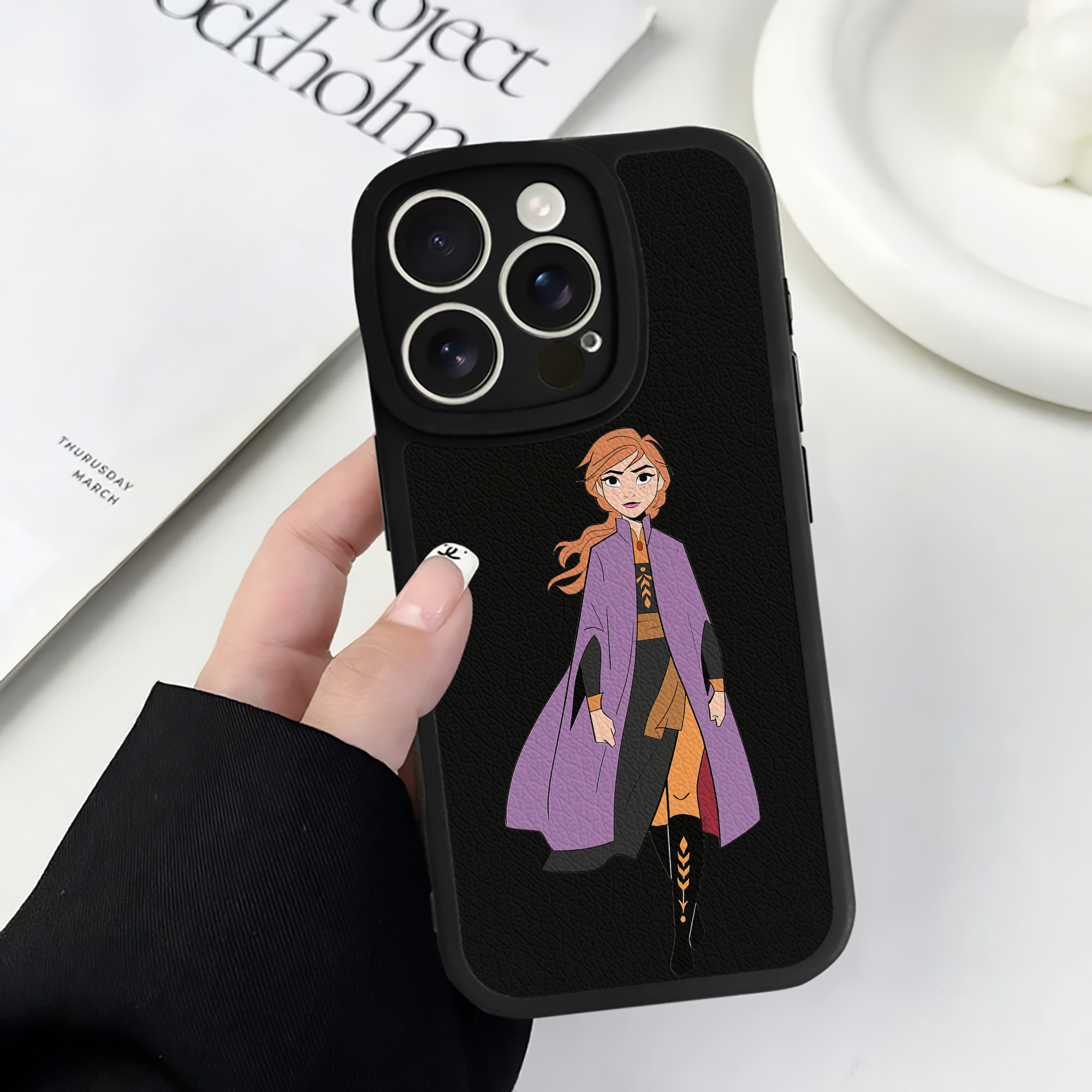 （画像用） アナと雪の女王 アンナ エルサ Frozen Anna Elsa 【iPhone 16シリーズ対応】シリコンスマホケース（レザー調） 材質：シリコン
